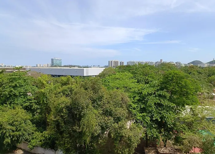 Quarto em apartamento em frente ao Riocentro e próximo a Jeunesse Arena e Vila Olímpica